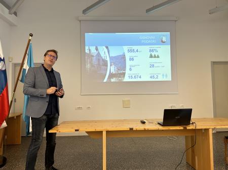 Župan Prebilič je na kratko predstavil občino Kočevje ter aktivnosti župana in občinske uprave v zadnjih letih